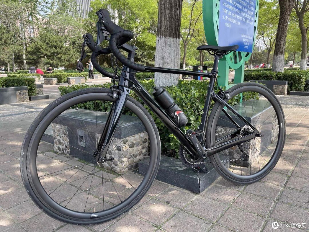 迪卡侬EDR CF105全碳竞速公路自行车:极致速度与轻盈的艺术