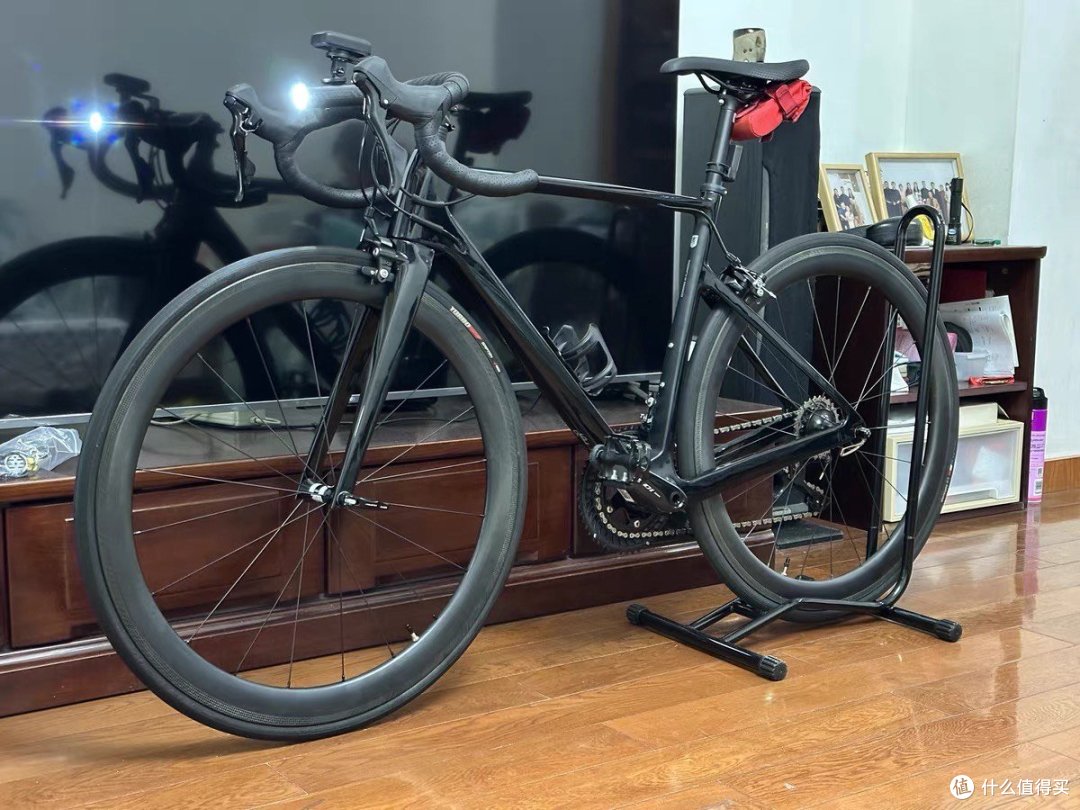 迪卡侬EDR CF105全碳竞速公路自行车:极致速度与轻盈的艺术