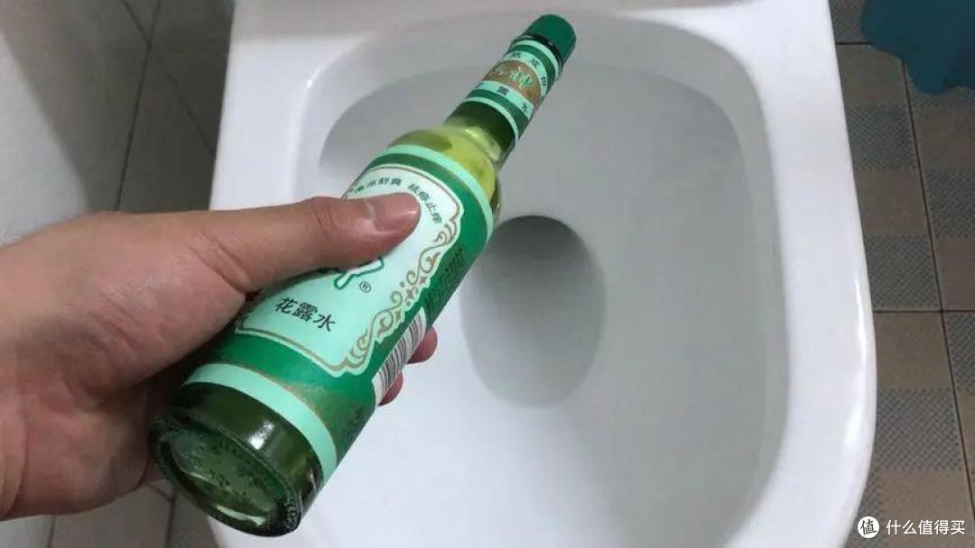 往马桶里撒一把这个,不管污渍多脏多厚,瞬间冲得干干净净