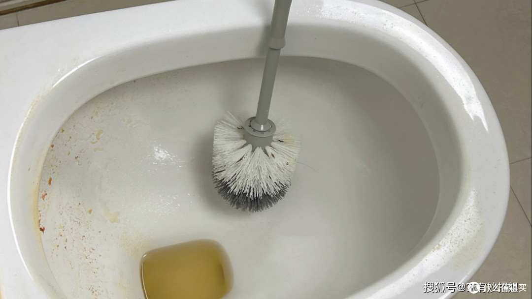 往马桶里撒一把这个,不管污渍多脏多厚,瞬间冲得干干净净