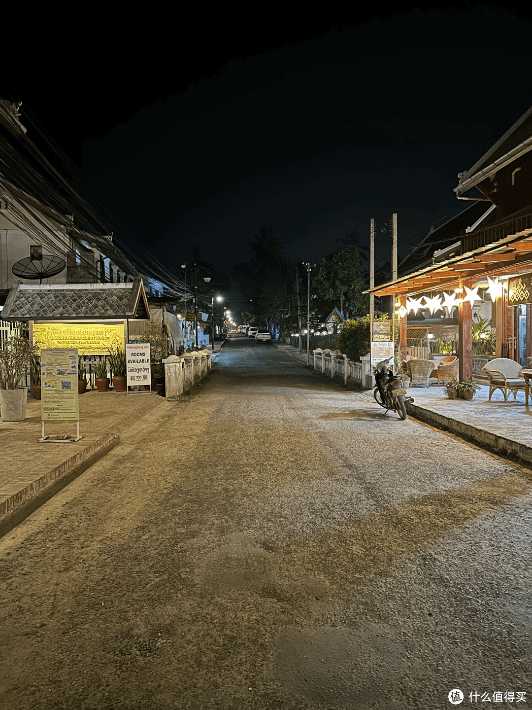 酒店门前的街道