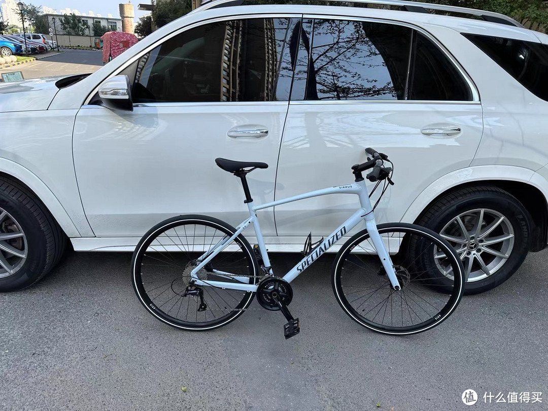 SPECIALIZED闪电 SIRRUS 3.0：公路骑行的轻盈之选