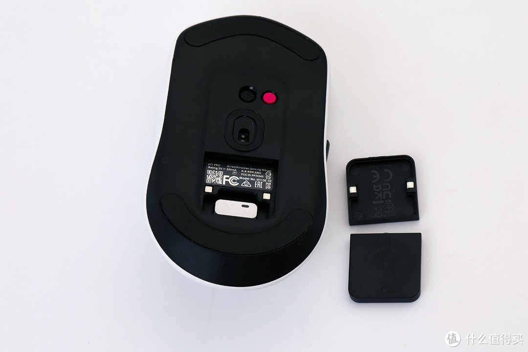 ▲nano USB收发器的收纳槽可以替换为雷柏P3无线充电模块（需要额外购买）