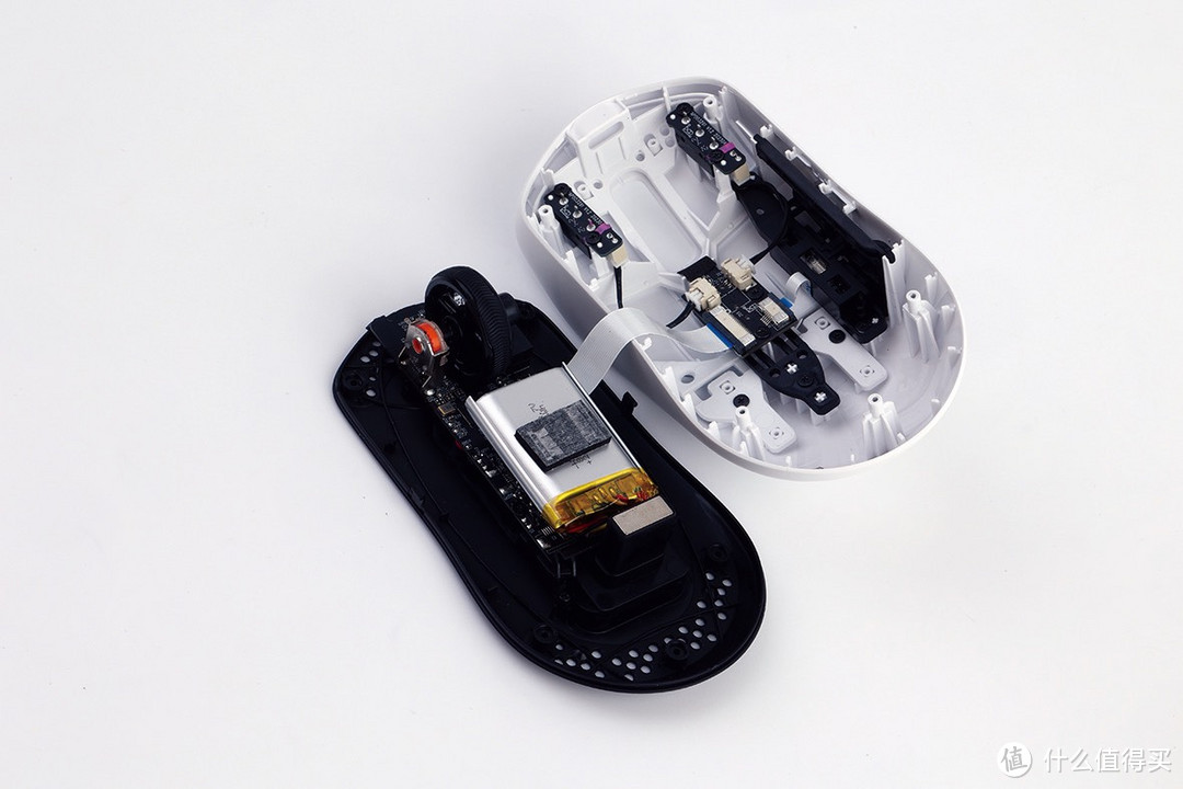 ▲VT1 PRO电竞鼠标内部采用了轻量化设计，且左右按键采用雷柏C+click分离式按键预压校调技术。