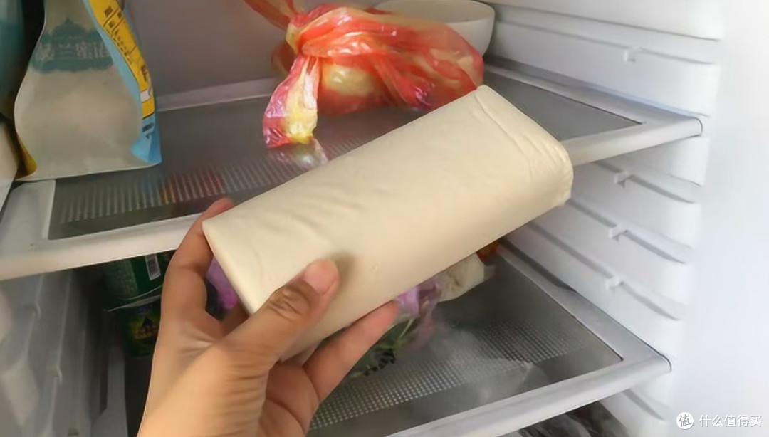 往冰箱里放一张纸巾，一年能省几百块电费，越早知道越受益