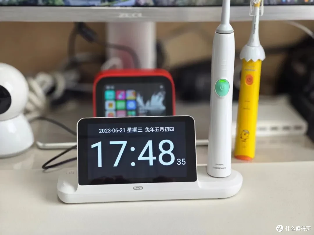 欧乐B出的5.5英寸智能屏底座,自带无线充电器