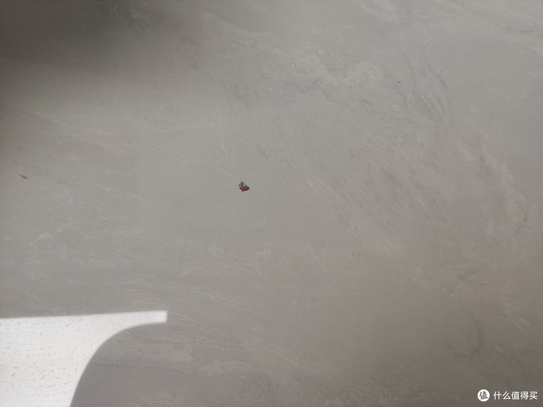 类似这种黏到地上的贴纸，不好清除