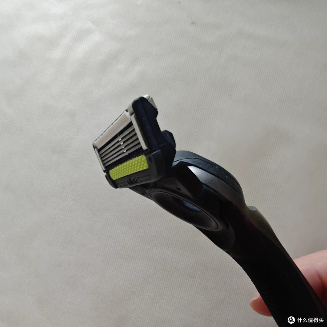 吉列极光剃须刀:锋利新境界,开启清爽剃须之旅