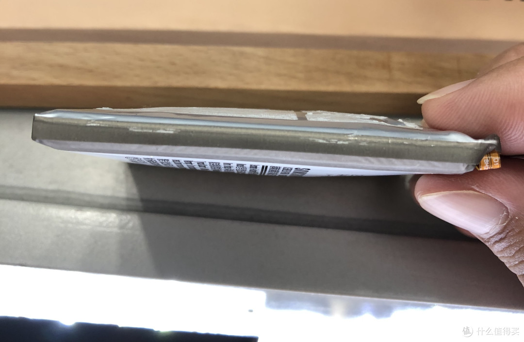 换下来鼓包的电池，维修店的店员也有点担心，毕竟是三星的电池