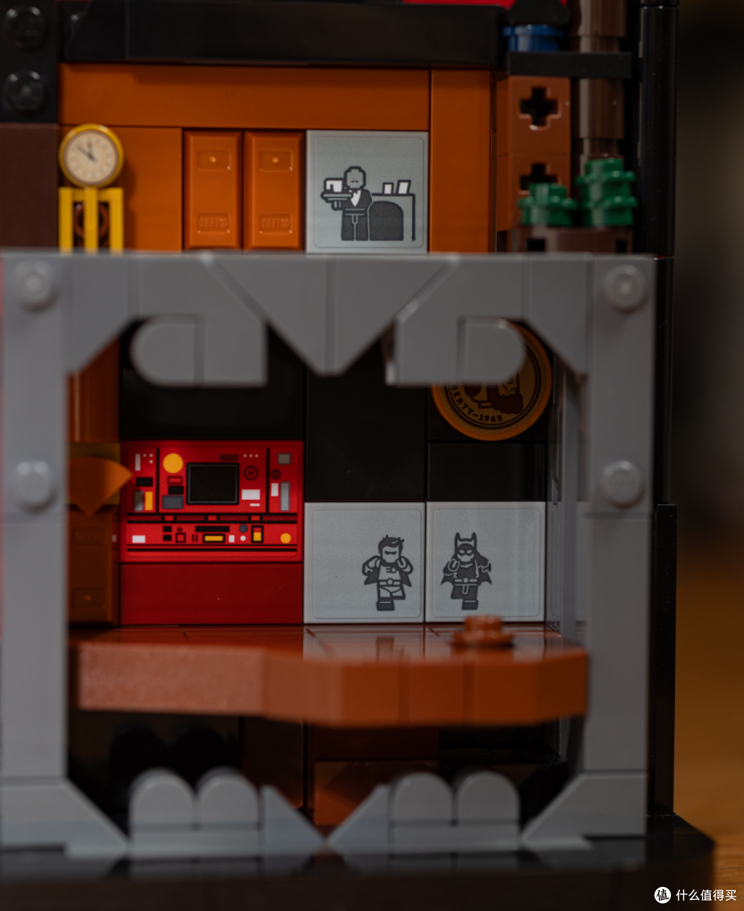 献给黑暗骑士迷的华美情书——LEGO 76271蝙蝠侠：动画版哥谭市套装