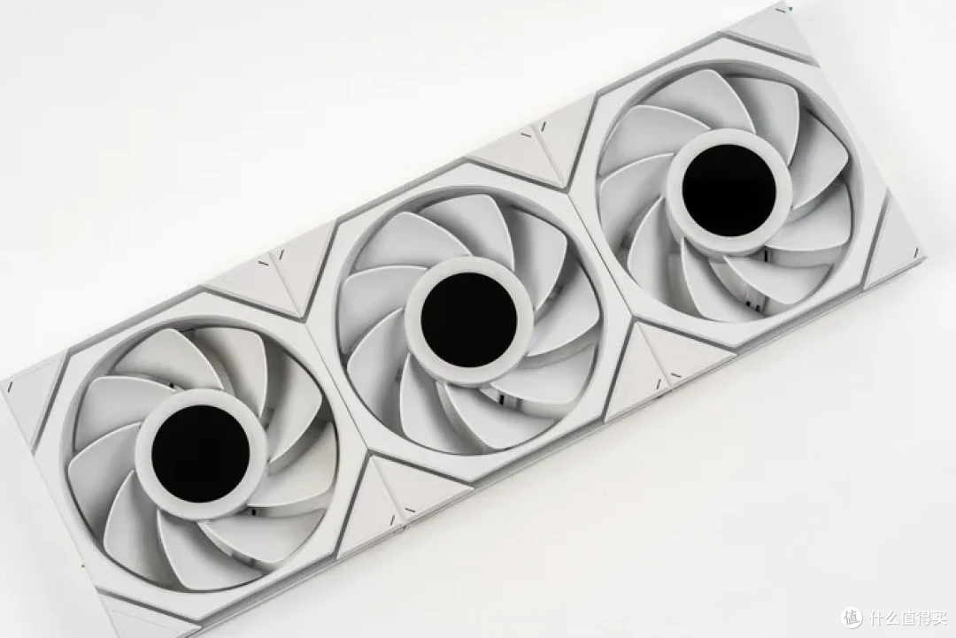 特立独行双龙限定—iGame Z790甲辰智龙+海韵甲辰青龙+索泰4080S月白+联力飒01装机分享