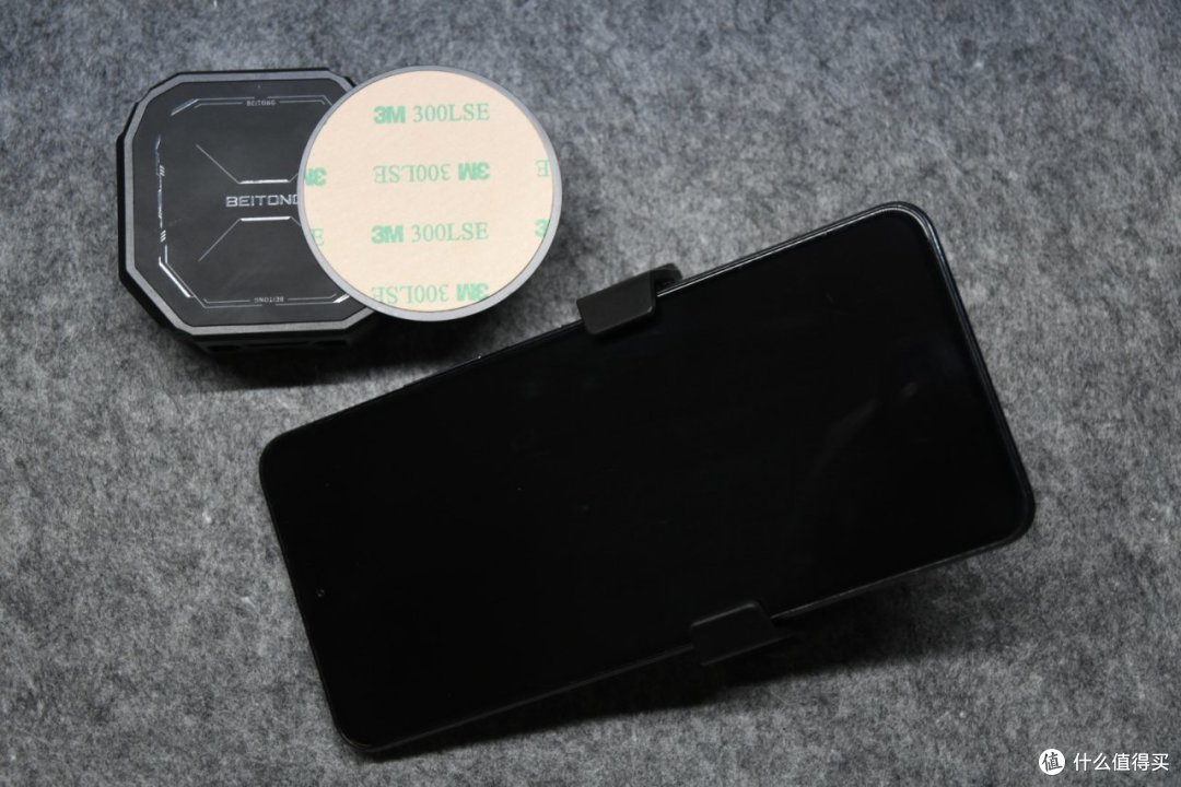 这款性能与颜值兼顾的手机散热器,竟来自手柄厂商?