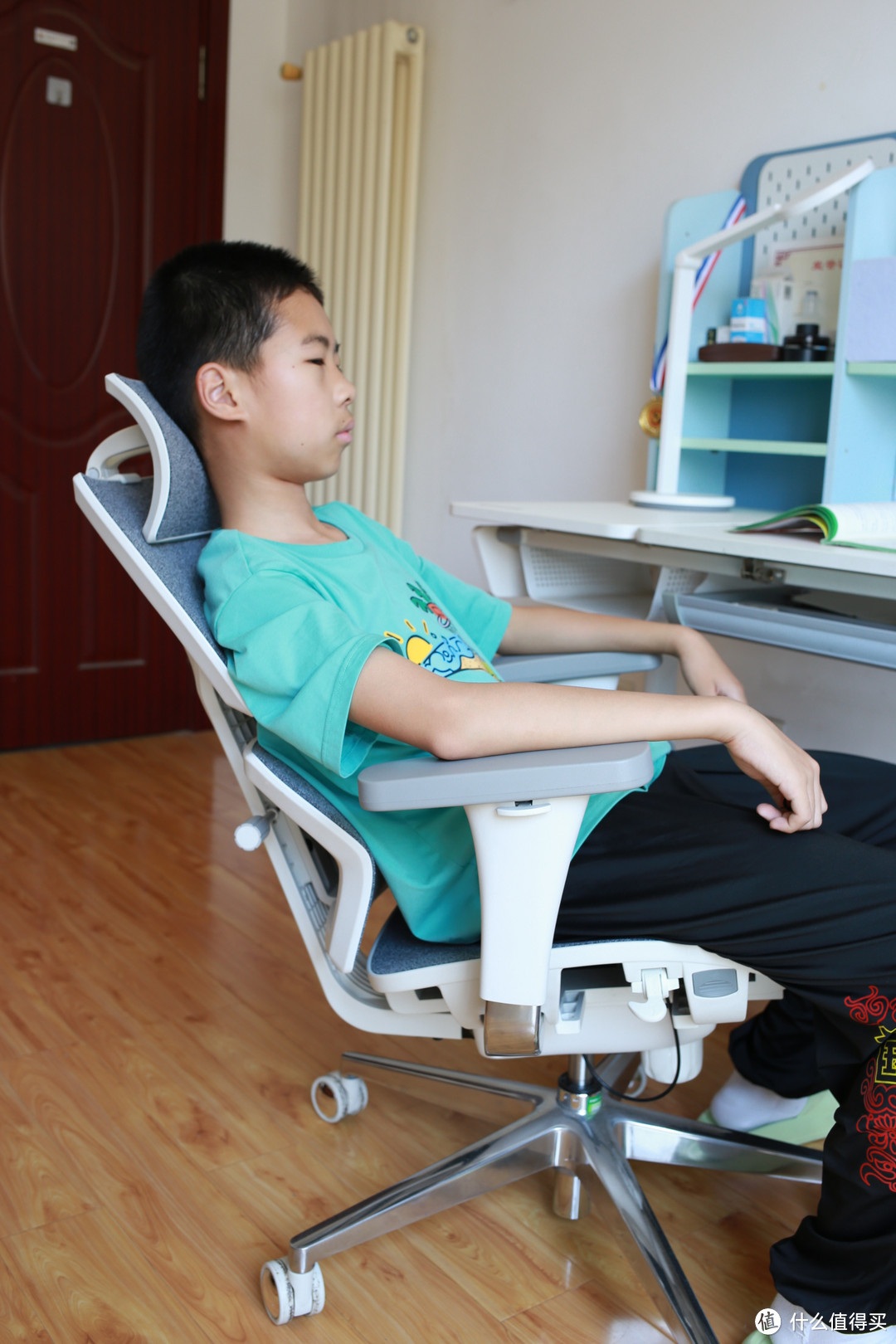 支撑颈椎、腰椎、尾椎，久坐不累！工学至尊i5人体工学椅守护孩子脊椎发育！