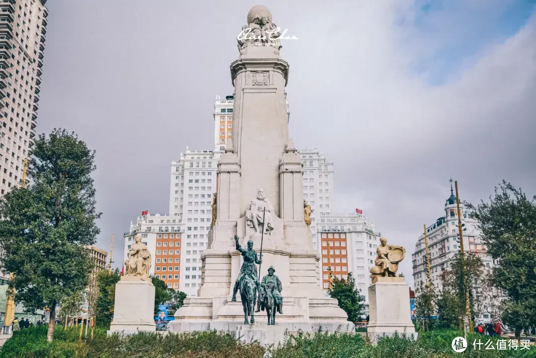 ▲ 西班牙广场上有西班牙作家塞万提斯的纪念碑，骑着瘦马的堂吉诃德和他忠诚的矮胖仆人桑丘在他身旁，纪念碑两侧则是堂吉诃德的「真爱」