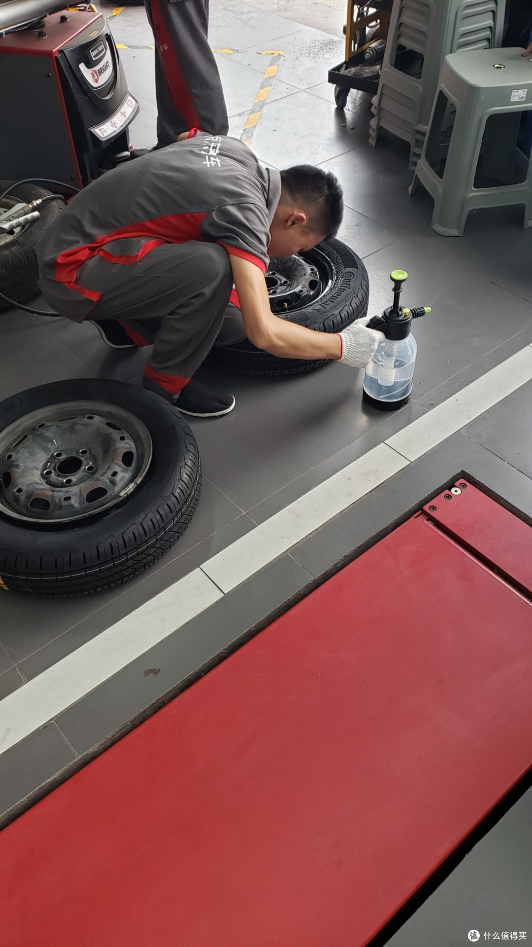 小哥检查得眼睛都快贴到轮胎上了