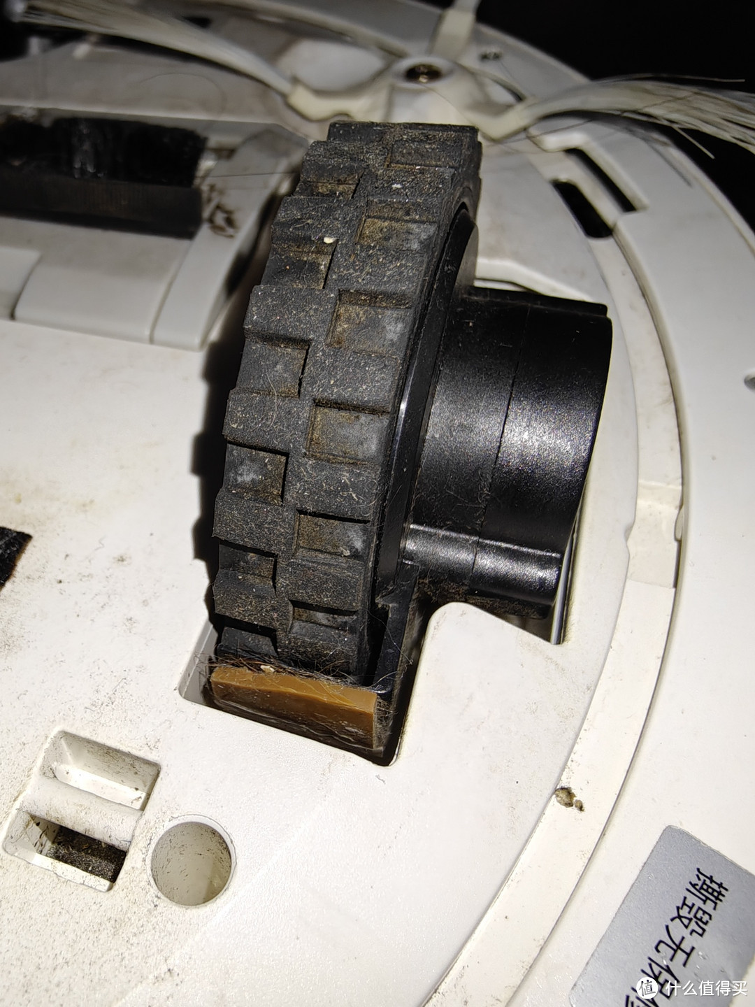 驱动轮的保护壳外面贴上两毫米厚的胶，抬高驱动轮。