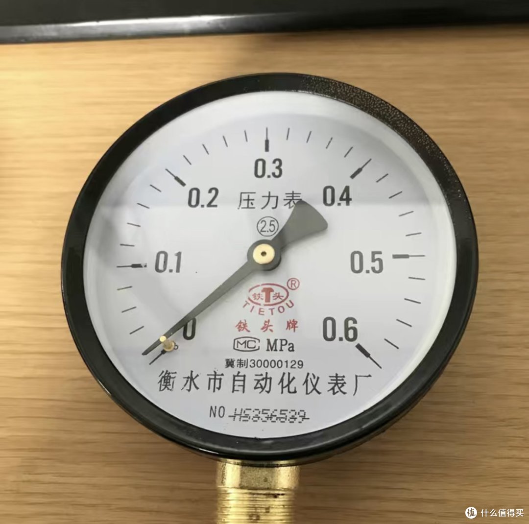 拿洗澡接花洒那根软管插进去开冷水就行，热水不用测，热水压力多少也是看冷水。