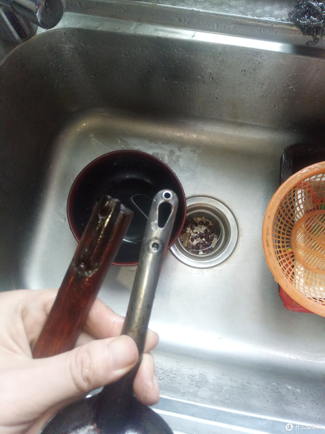 先把旧的拆下来，钢丝球搓一下，洗掉封在里面的陈年老垢