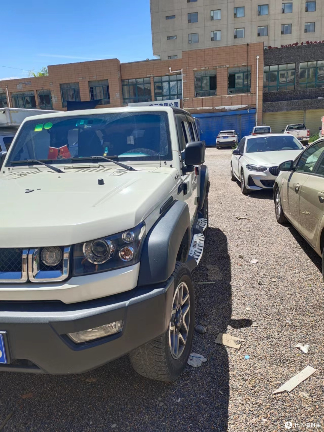 看前轮，原车越野胎有些秃