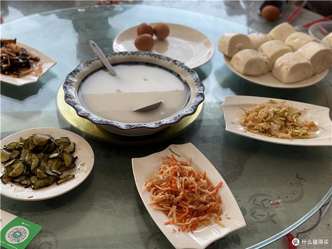 甘青8日游，闺蜜四个馋坏了！下飞机直奔早餐店，网友笑喷！