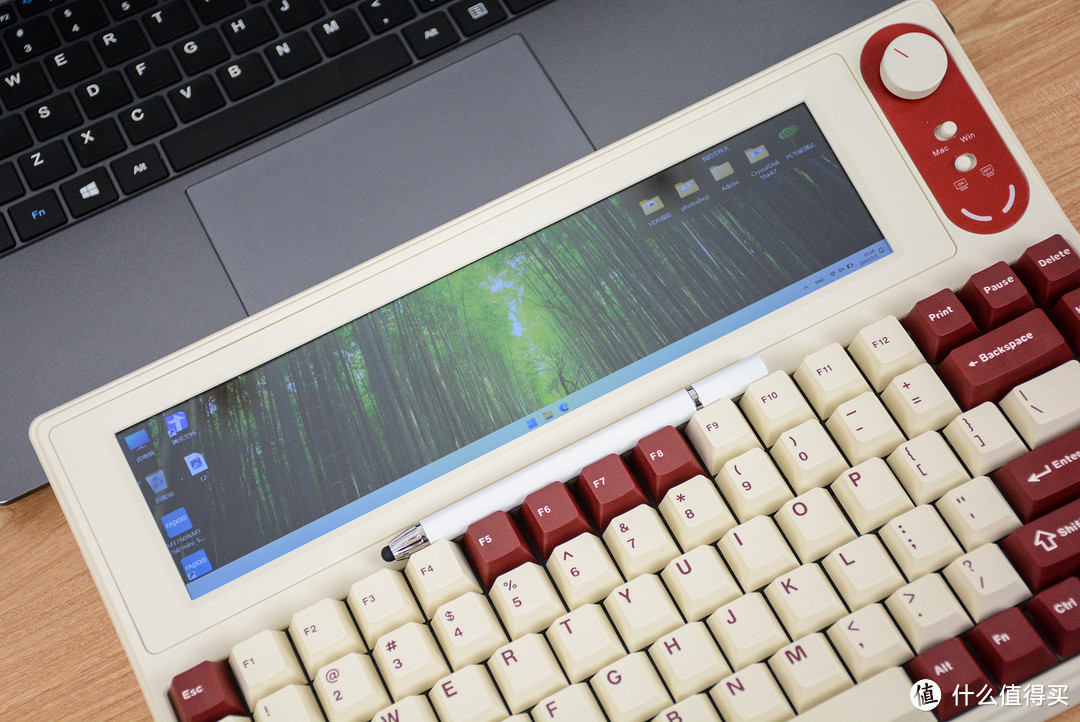 带有10.1寸超大显示器的机械键盘！黑爵AKP846首发评测：可以当作主显示屏使用