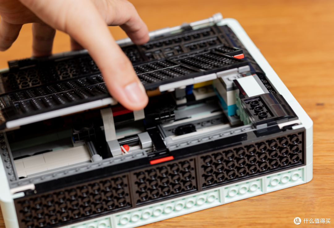 LEGO 10334 「复古收音机」,带你重回 70 年代!