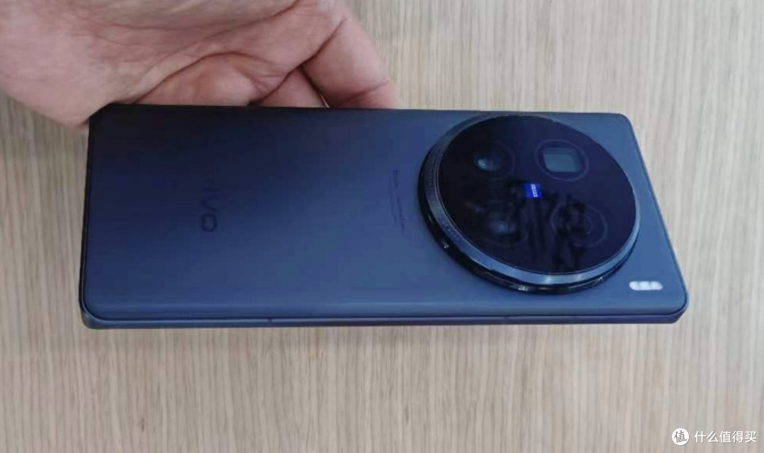 卓越通信屏显的拍照手机vivo X100 Ultra