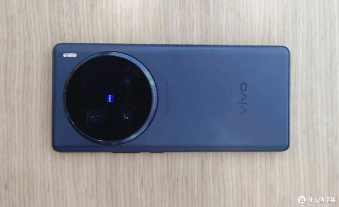 卓越通信屏显的拍照手机vivo X100 Ultra