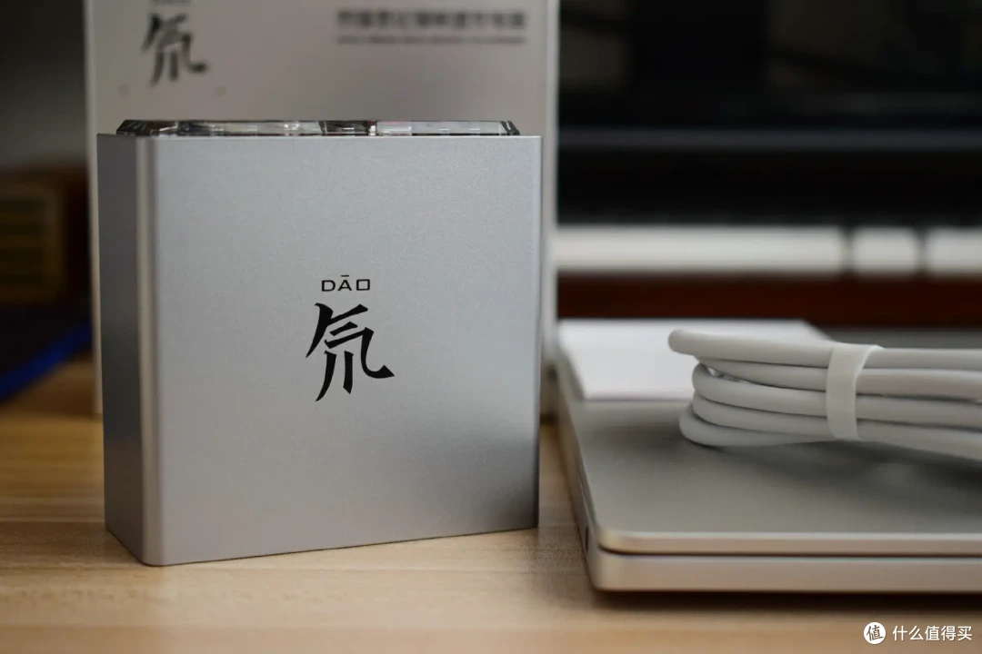 充电也要耍酷!有个性的氘锋100W三口氮化镓快速充电器
