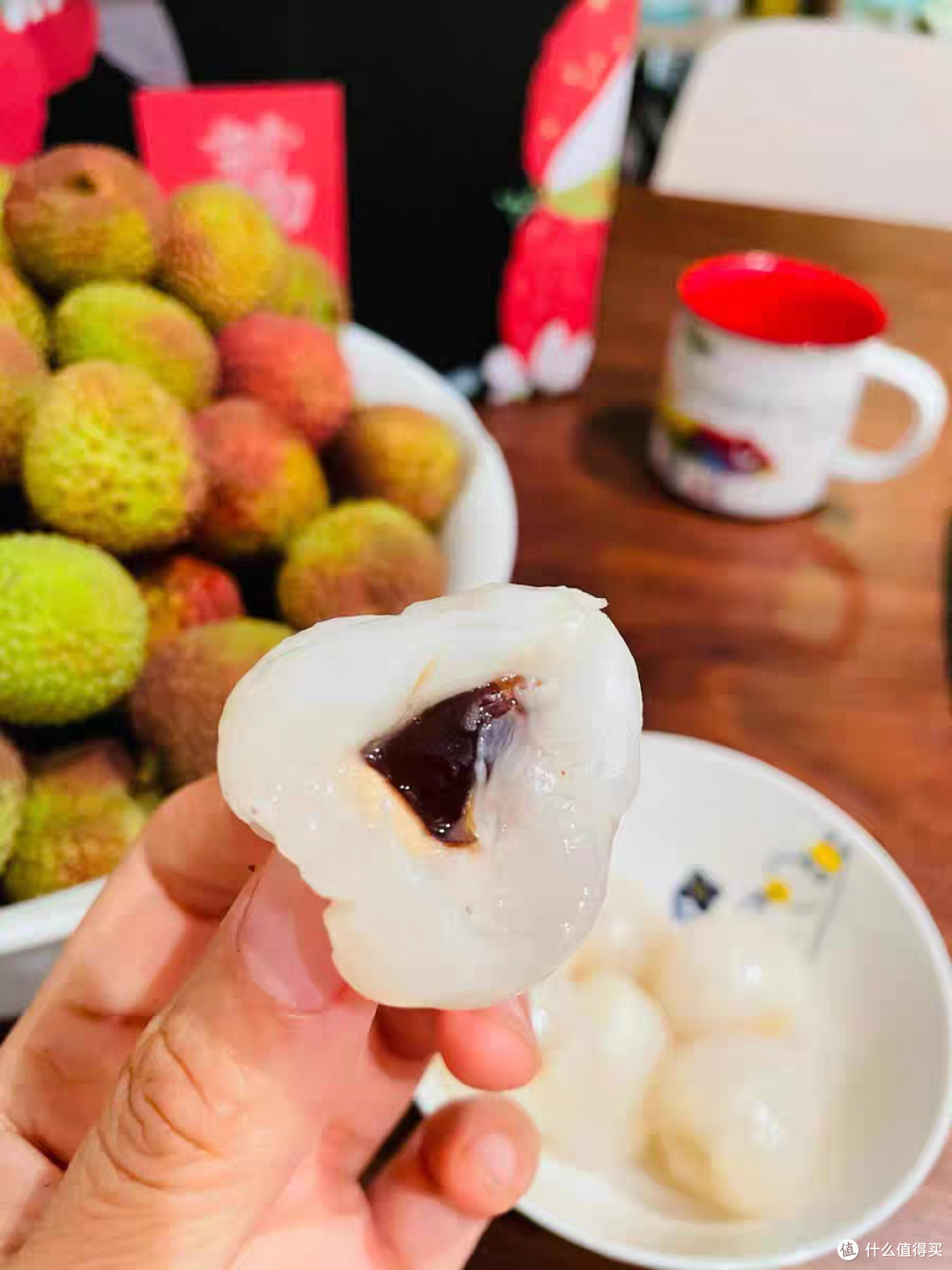 品尝荔枝,清甜的果汁在口中爆开