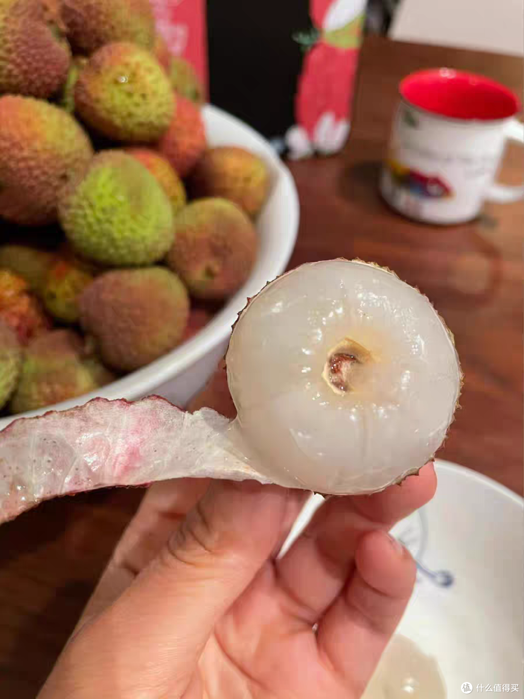 品尝荔枝,清甜的果汁在口中爆开