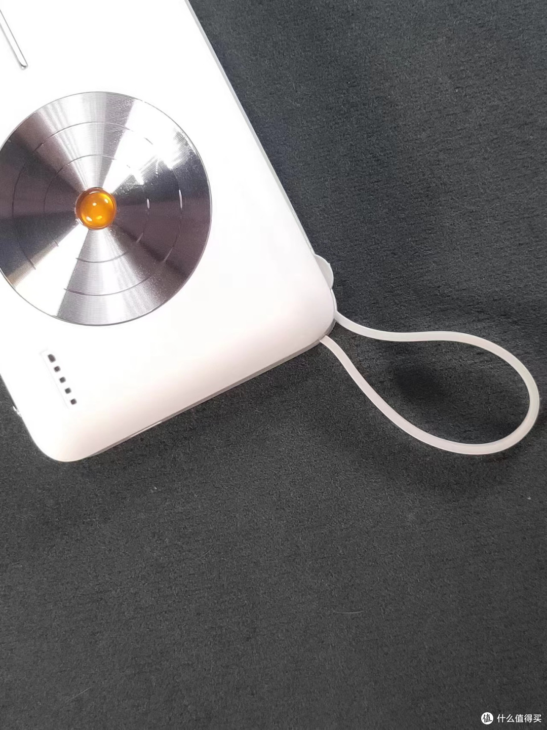西圣磁吸式无线快充移动电源一经开售便得到了消费者的热烈追捧