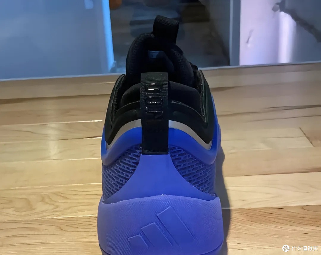 多诺万·米切尔的adidas D.O.N.Issue #6篮球鞋