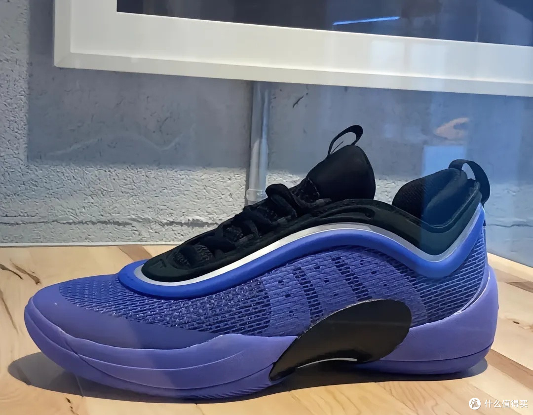 多诺万·米切尔的adidas D.O.N.Issue #6篮球鞋