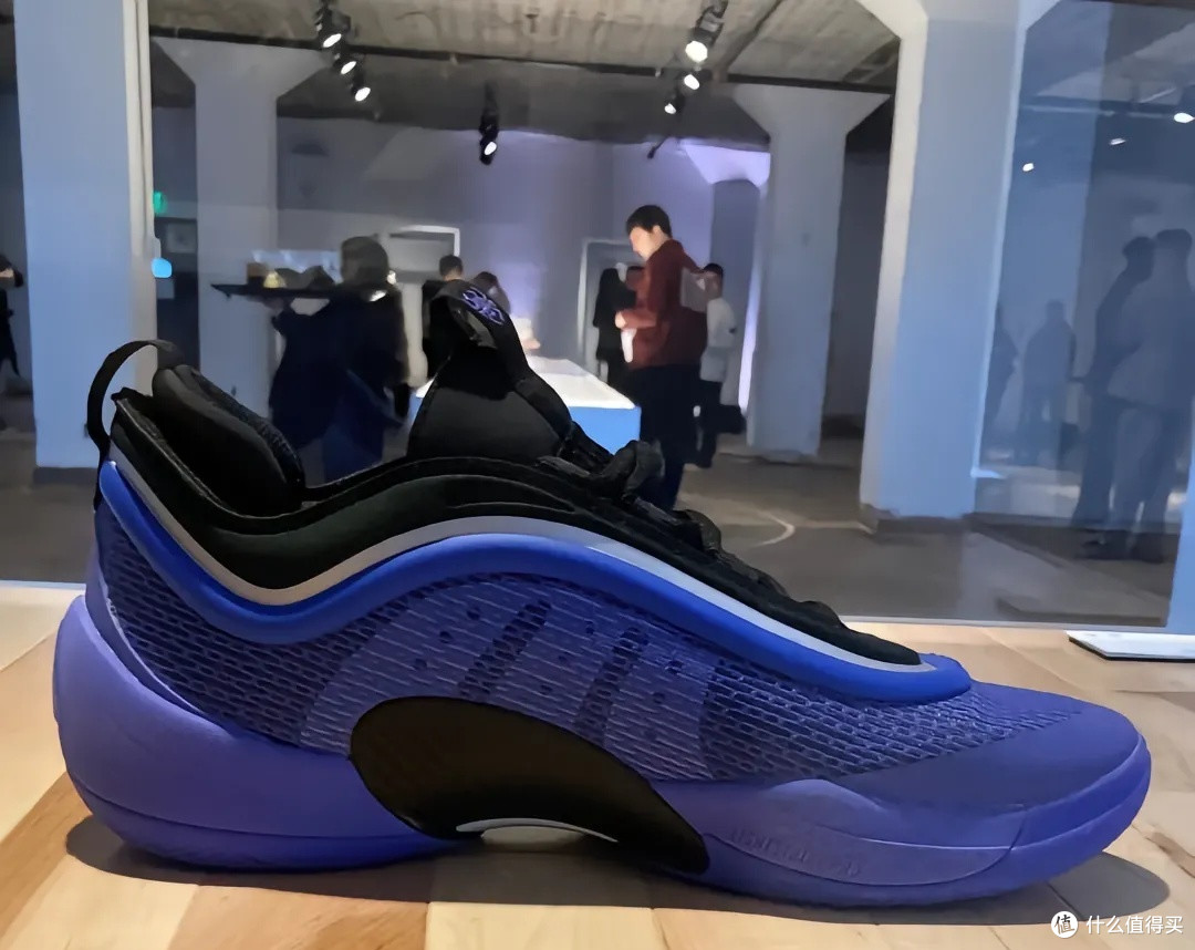 多诺万·米切尔的adidas D.O.N.Issue #6篮球鞋