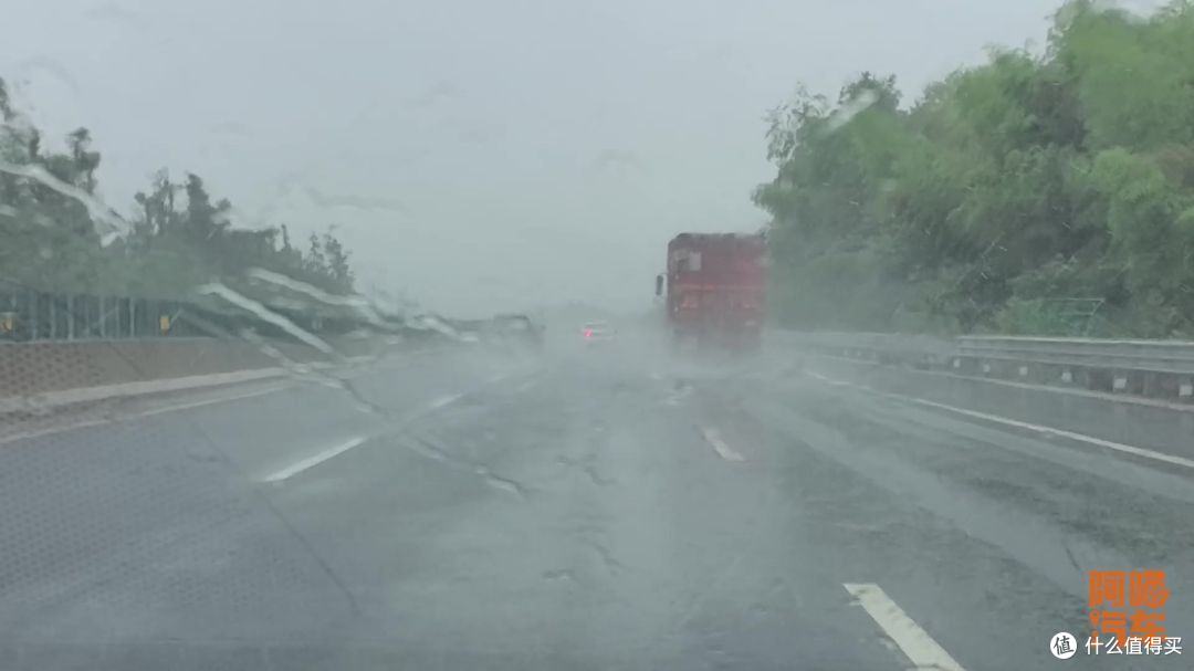 暴雨天开车到底开雾灯还是双闪?喵哥对比给你看,你做对了吗?