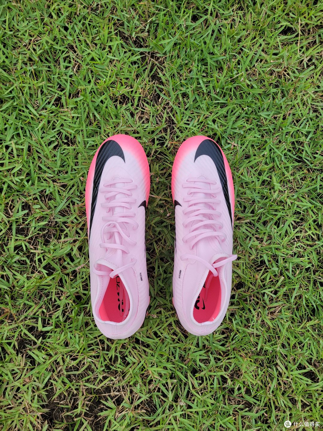 Nike黑色LOGO的点缀