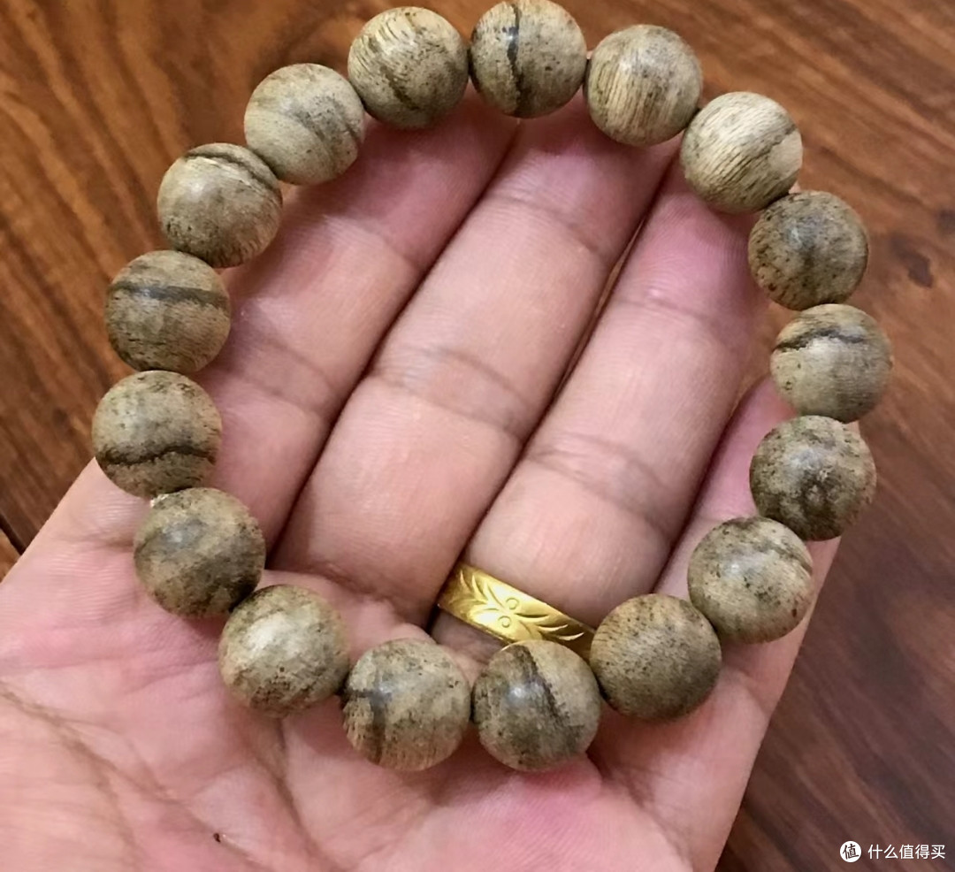 三十几岁的中年人,盘个串应该很正常吧。柬埔寨沉香手串