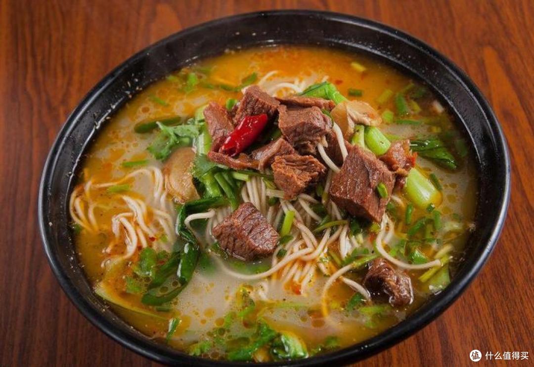 一碗暖胃更暖心的地道牛肉面，汤头浓郁到心坎里！