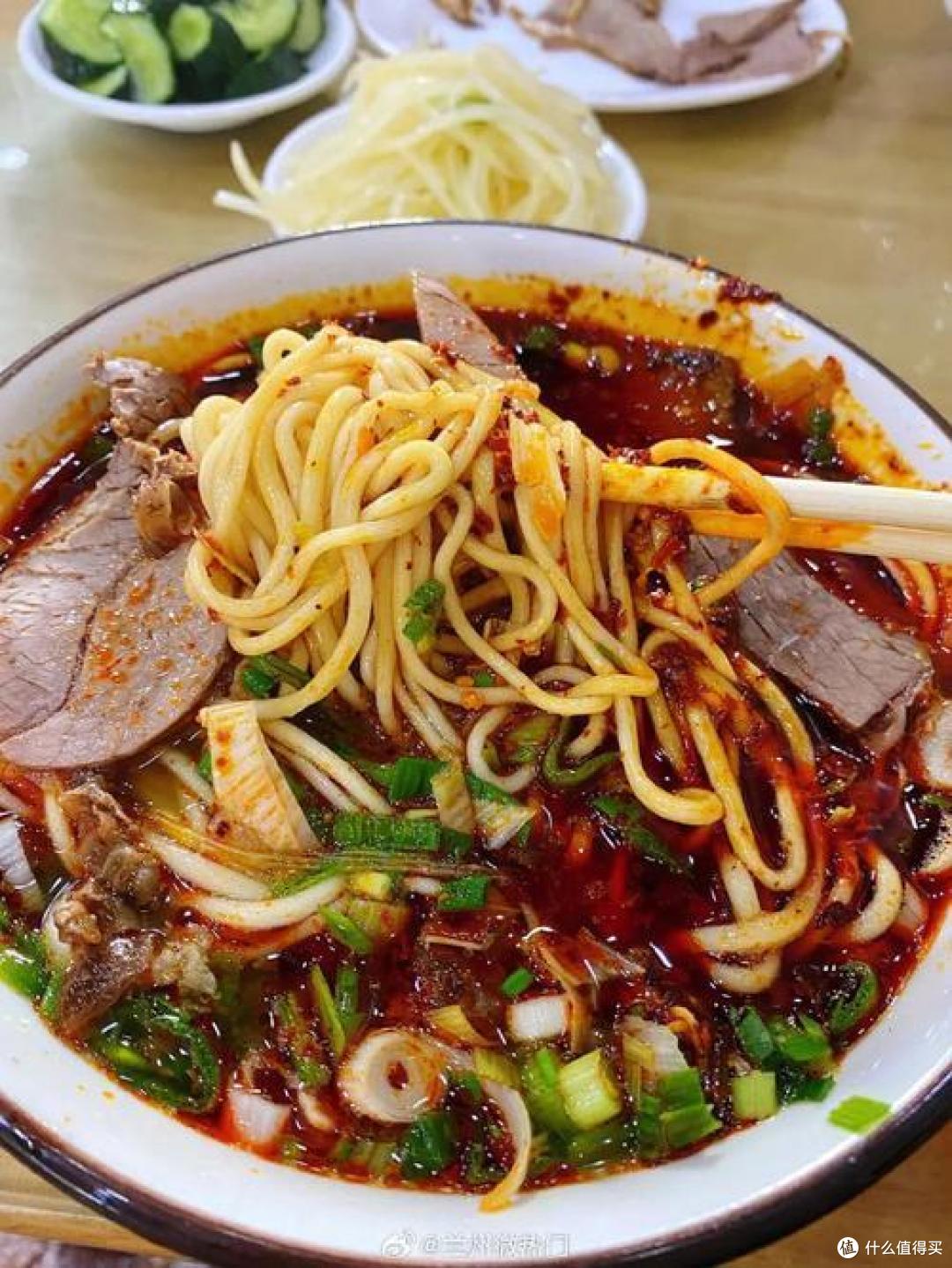 一碗暖胃更暖心的地道牛肉面，汤头浓郁到心坎里！