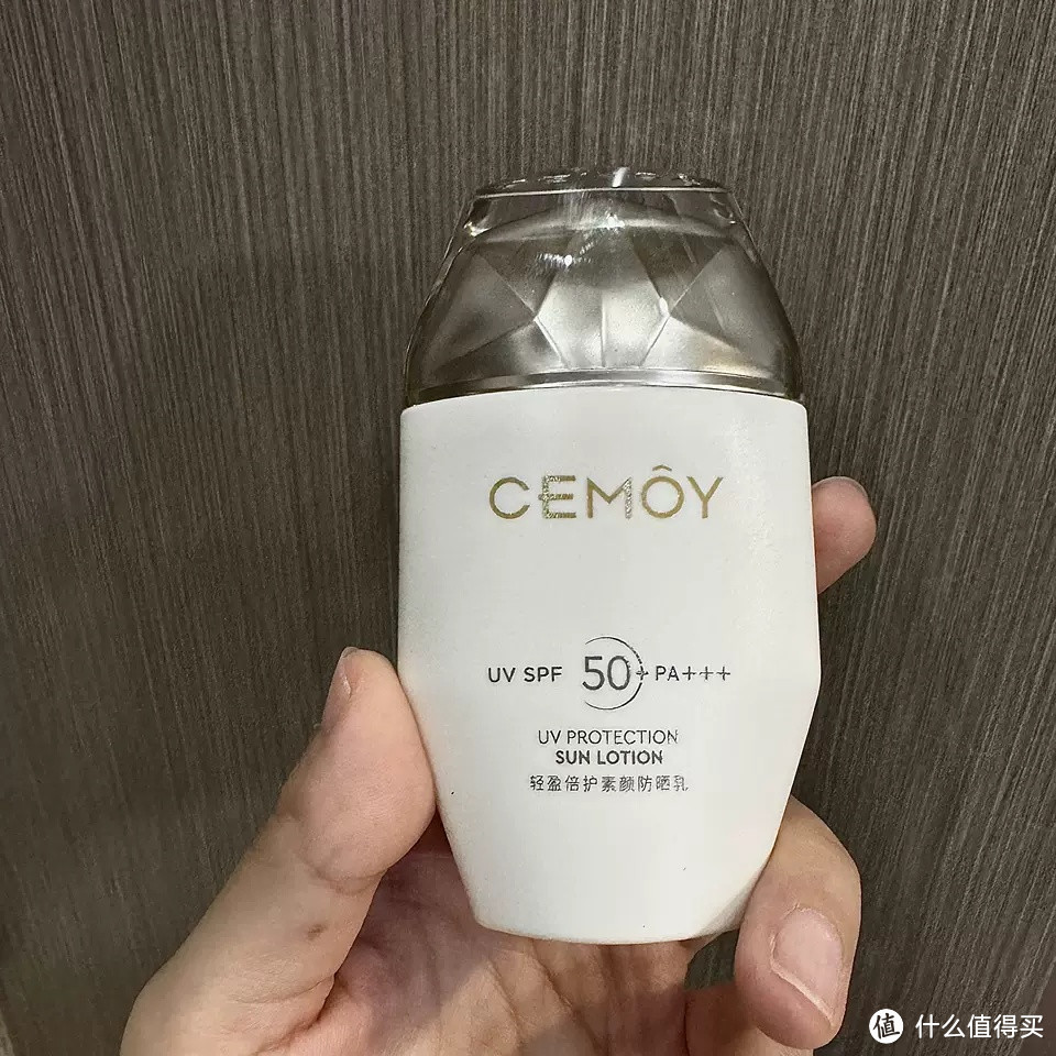 CEMOY轻盈素颜防晒霜：守护你的夏日肌肤，清爽不油腻