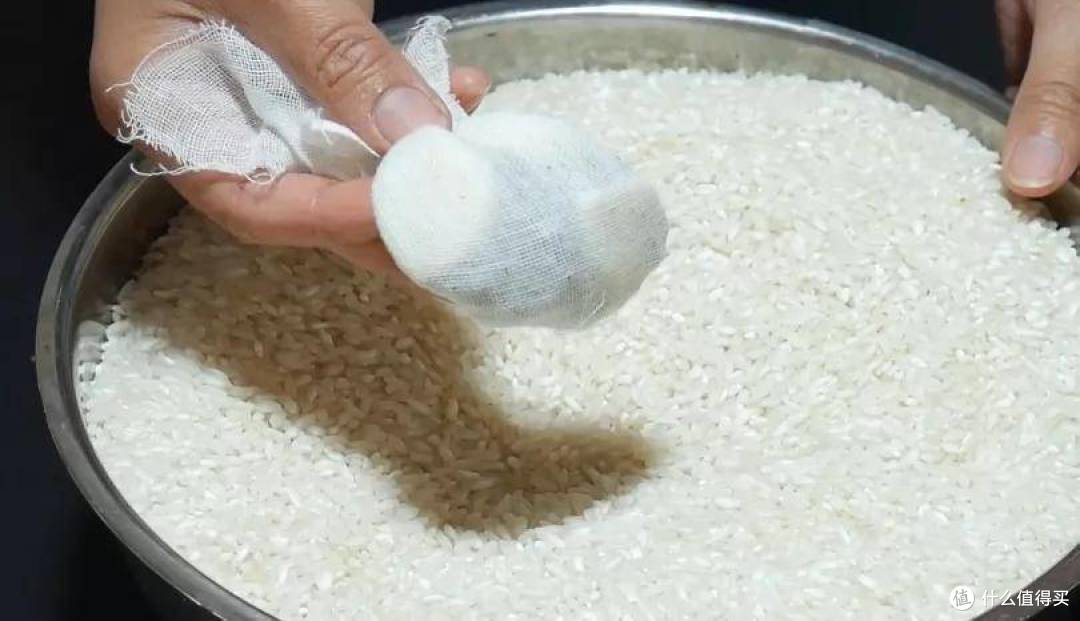 夏天大米里都是“米虫”,还能不能吃?教你3个妙招,放1年都不坏!