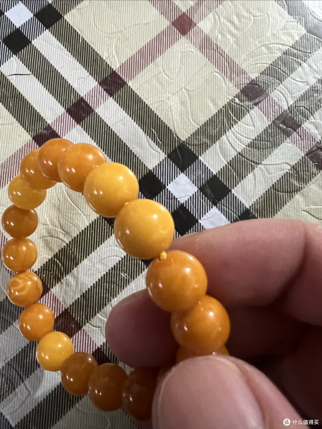 一串陪伴了我十年左右了的蜜蜡手钏