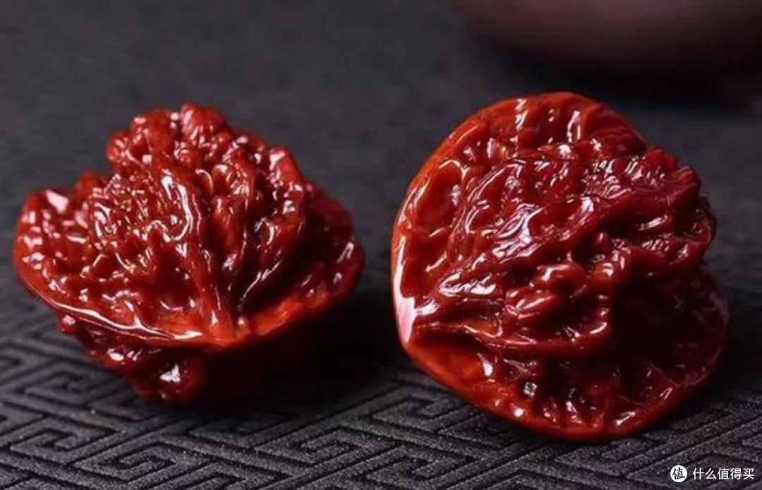 经常盘核桃可以修身养性,锻炼手部肌肉,促进血液循环,真是健康