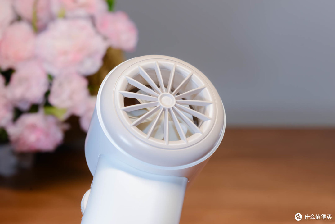 能制冷的西圣wind手持小电扇让我在办公室坐下了。