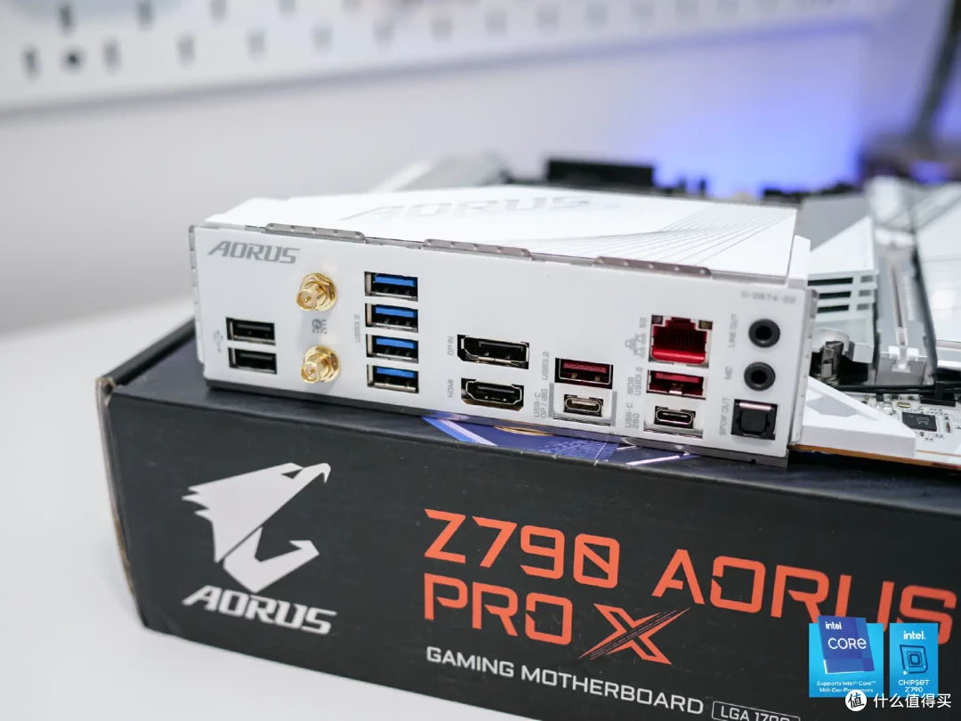 后续的冰雕系列主板包装也换成了纯白色,非常有特色.