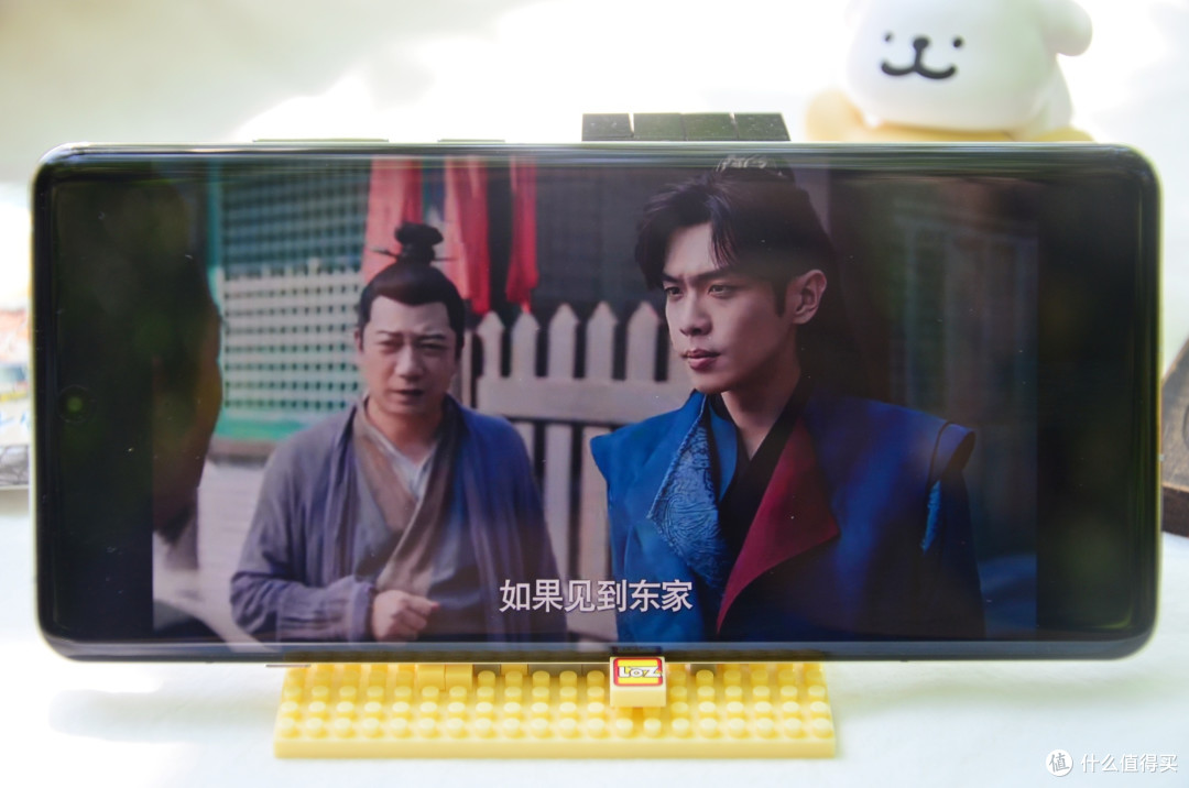 范闲送了海棠朵朵手机之后,他自己用什么手机?