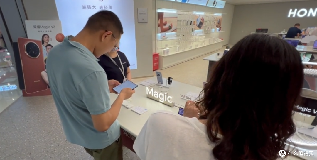 线下探店荣耀magic v3真机上手体验:7.92英寸大屏看书绝了