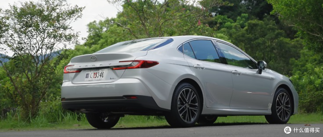 大改款Toyota Camry油电旗舰