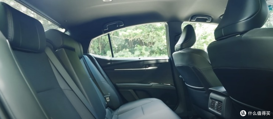 大改款Toyota Camry油电旗舰
